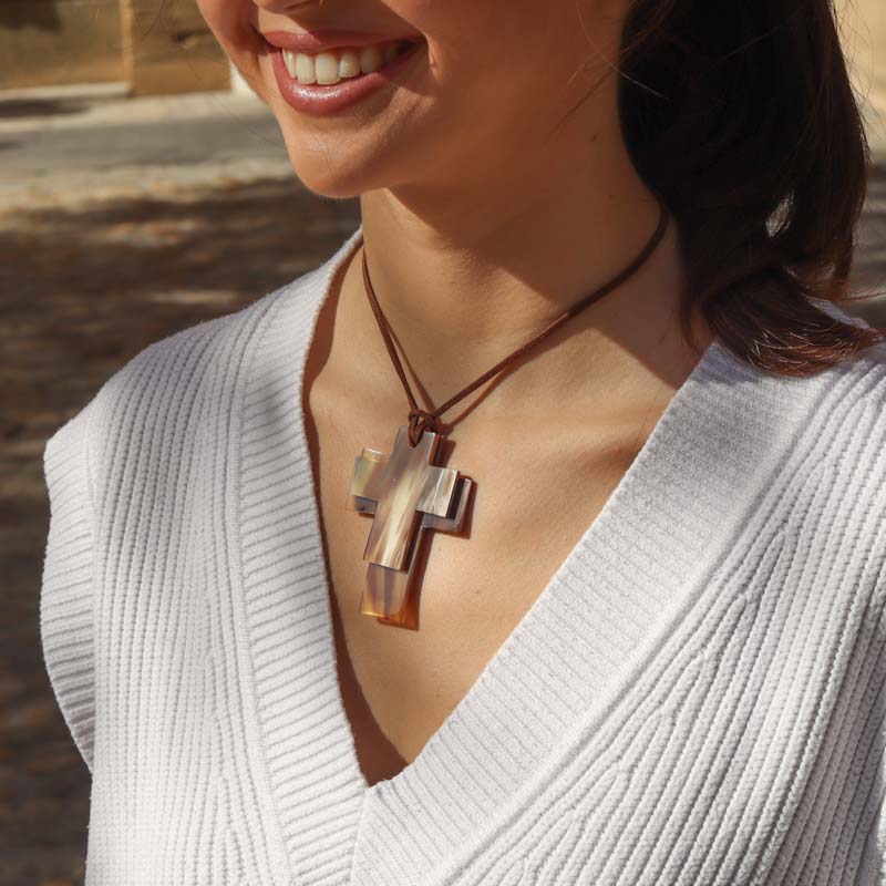 Photo du produit  Collier Croix Double Lien Suédine - Corne Naturelle Marron TU